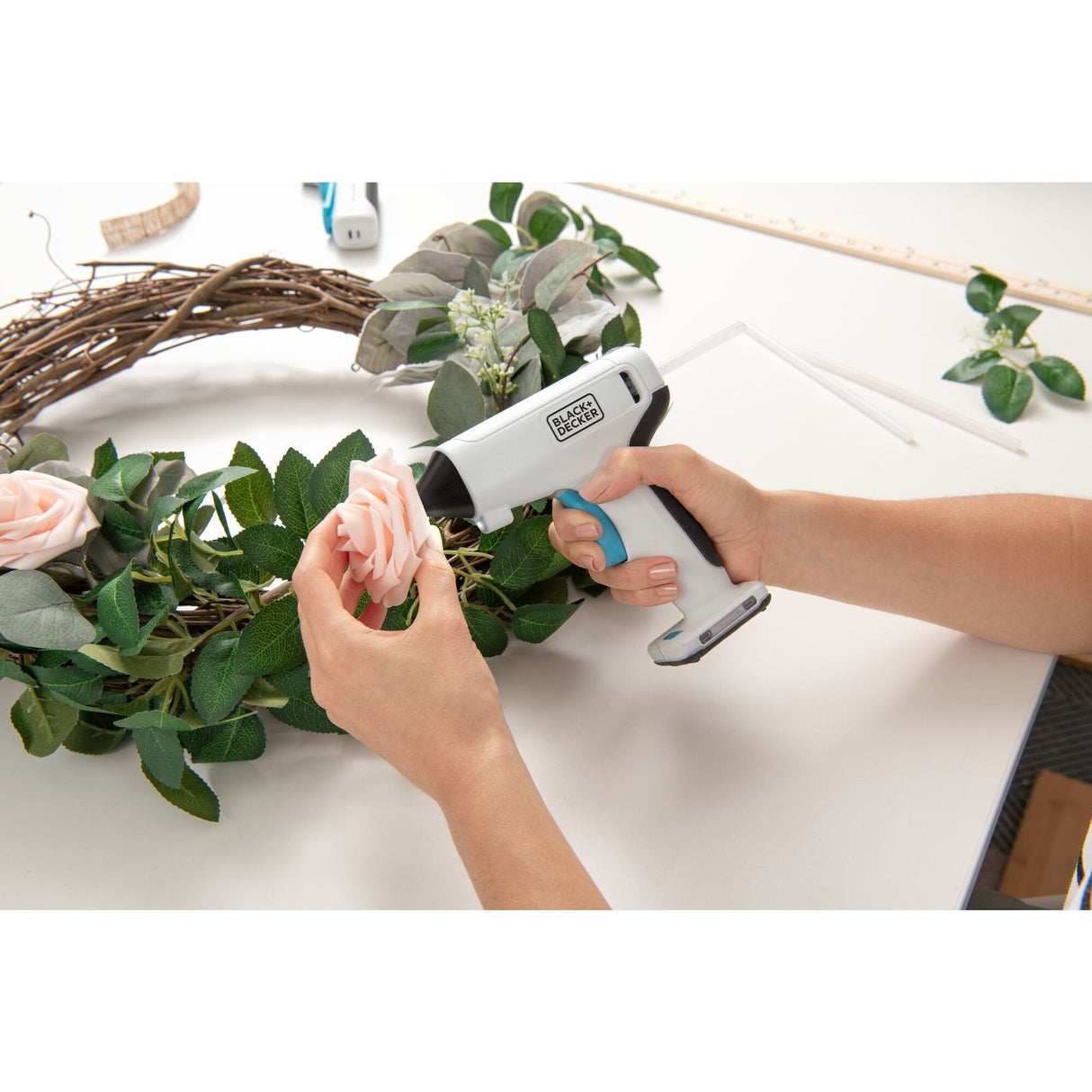 EAN 5035048788660 - Black & Decker BCGL115-XJ pistola y lápiz de silicona caliente imagen 10