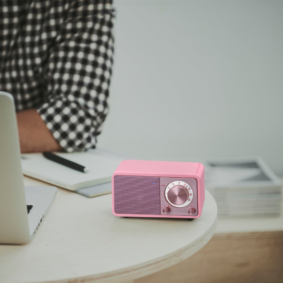 Sangean Wr-7 Rosa Radio Analógica Sobremesa Fm Bluetooth Batería Li-Ion Recargable