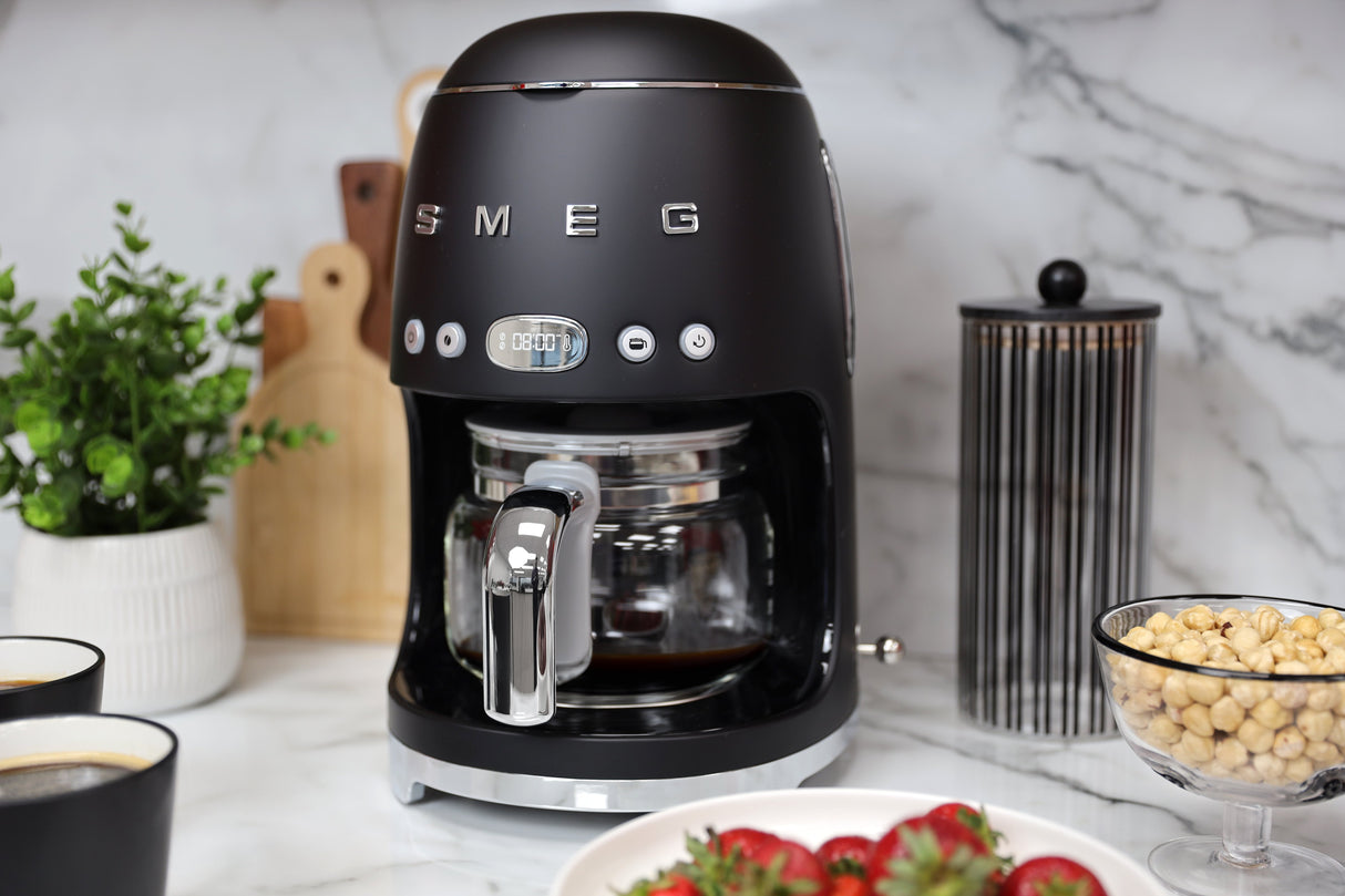 EAN 8017709329419 - Smeg DCF02BLMEU cafetera eléctrica Totalmente automática Cafetera de filtro 1,4 L imagen 6
