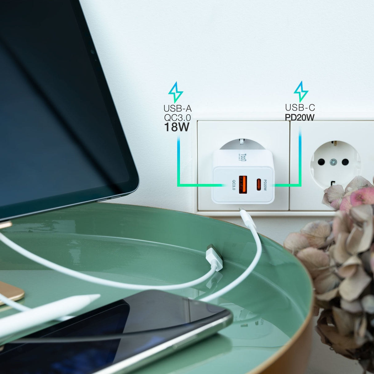 Tooq Cargador De Pared Usb 3.0 18w, Usb-C 20w - Carga Rapida - Blanco