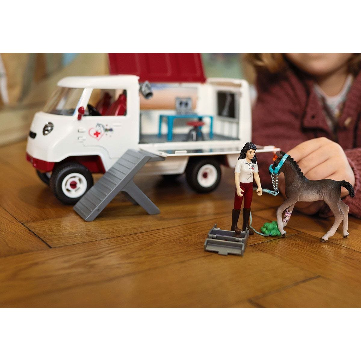 EAN 4055744023101 - schleich Mobile Vet with Hanoverian Foal imagen 2