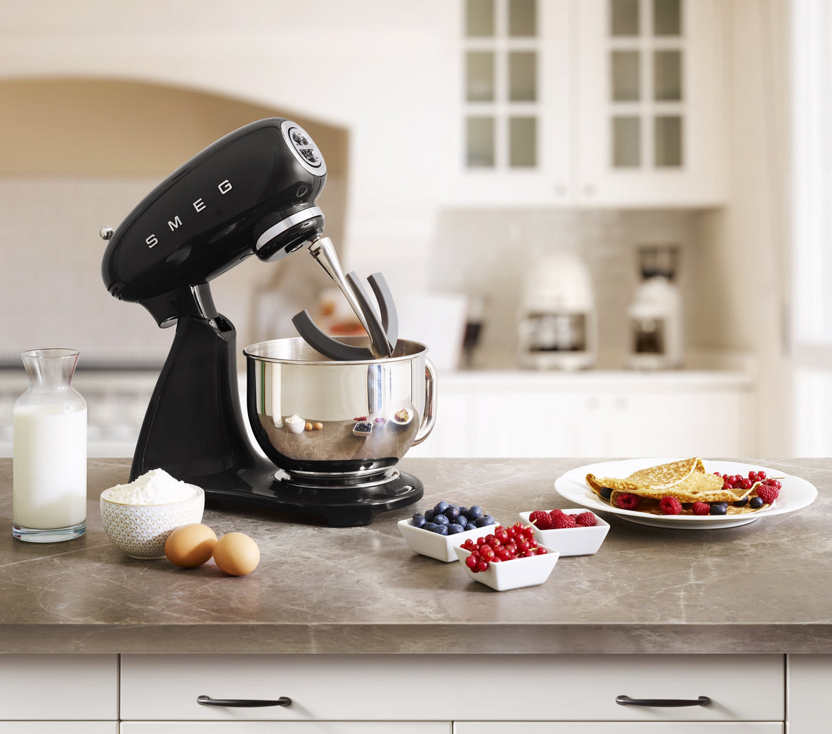 EAN 8017709269142 - Smeg SMF03BLEU batidora Batidora de varillas 800 W Negro imagen 17