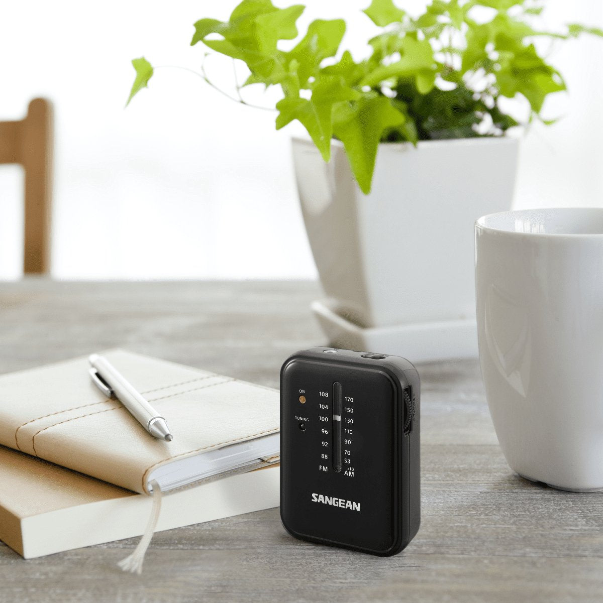 Sangean Sr-32 Negro Radio De Bolsillo Fm/Am Altavoz Integrado Jack Y Correa