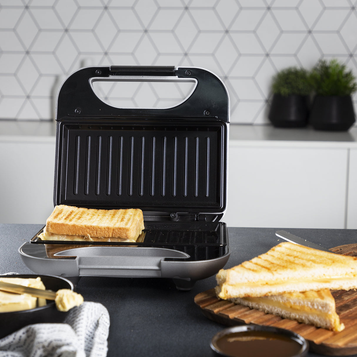 EAN 8713016082497 - Princess 127003 sandwichera 750 W Negro, Plata imagen 16