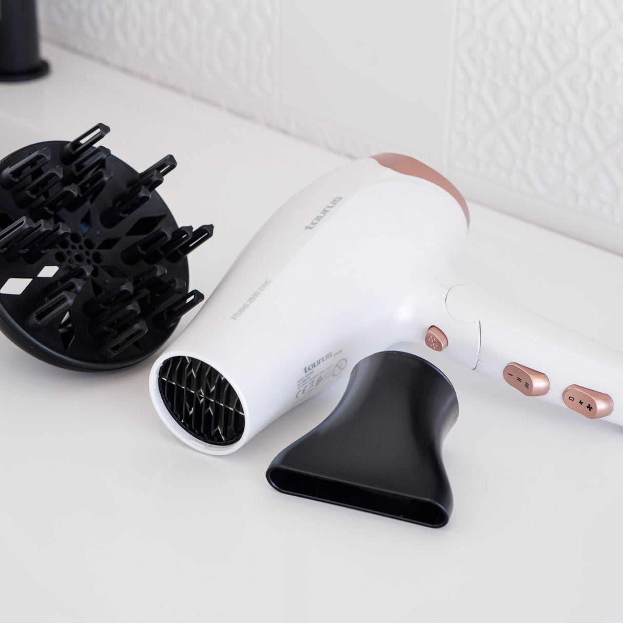 EAN 8414234001160 - Taurus STUDIO 2500 IONIC secador 2400 W Blanco imagen 3