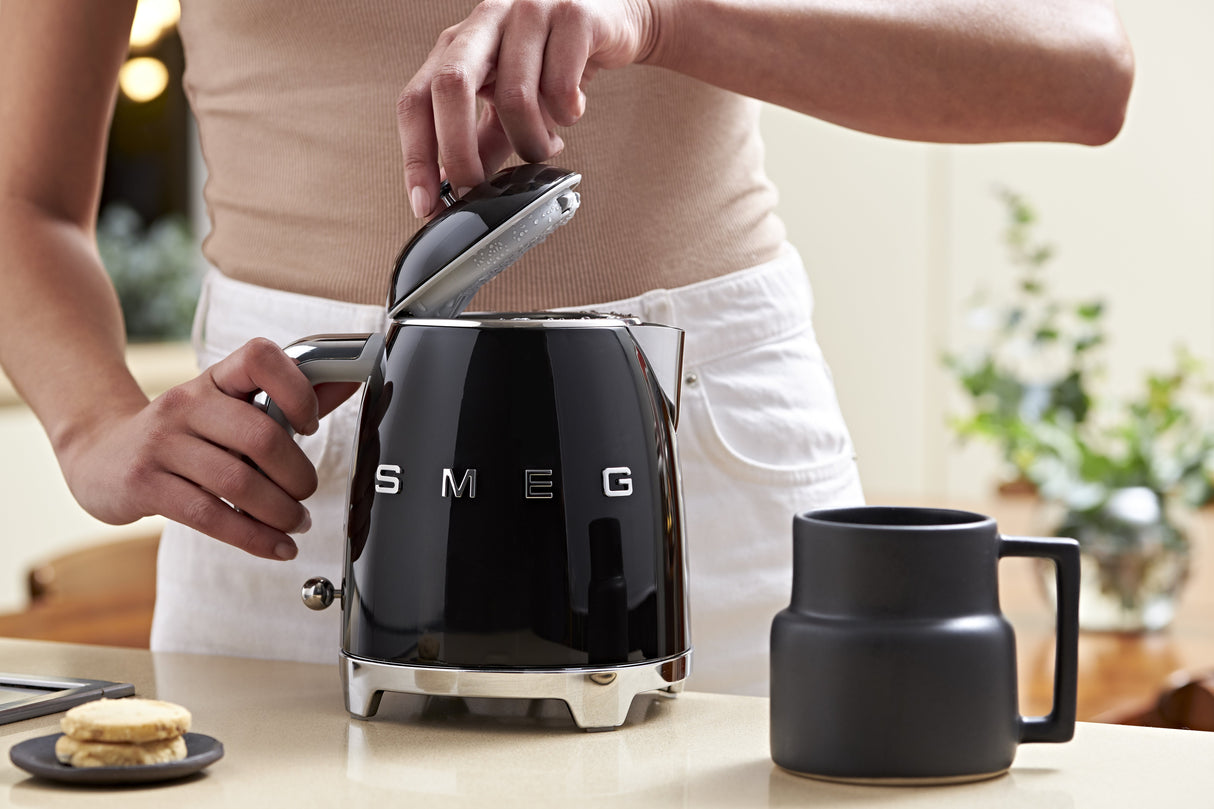 EAN 8017709302184 - Smeg KLF05BLEU tetera eléctrica 0,8 L 1400 W Negro imagen 16