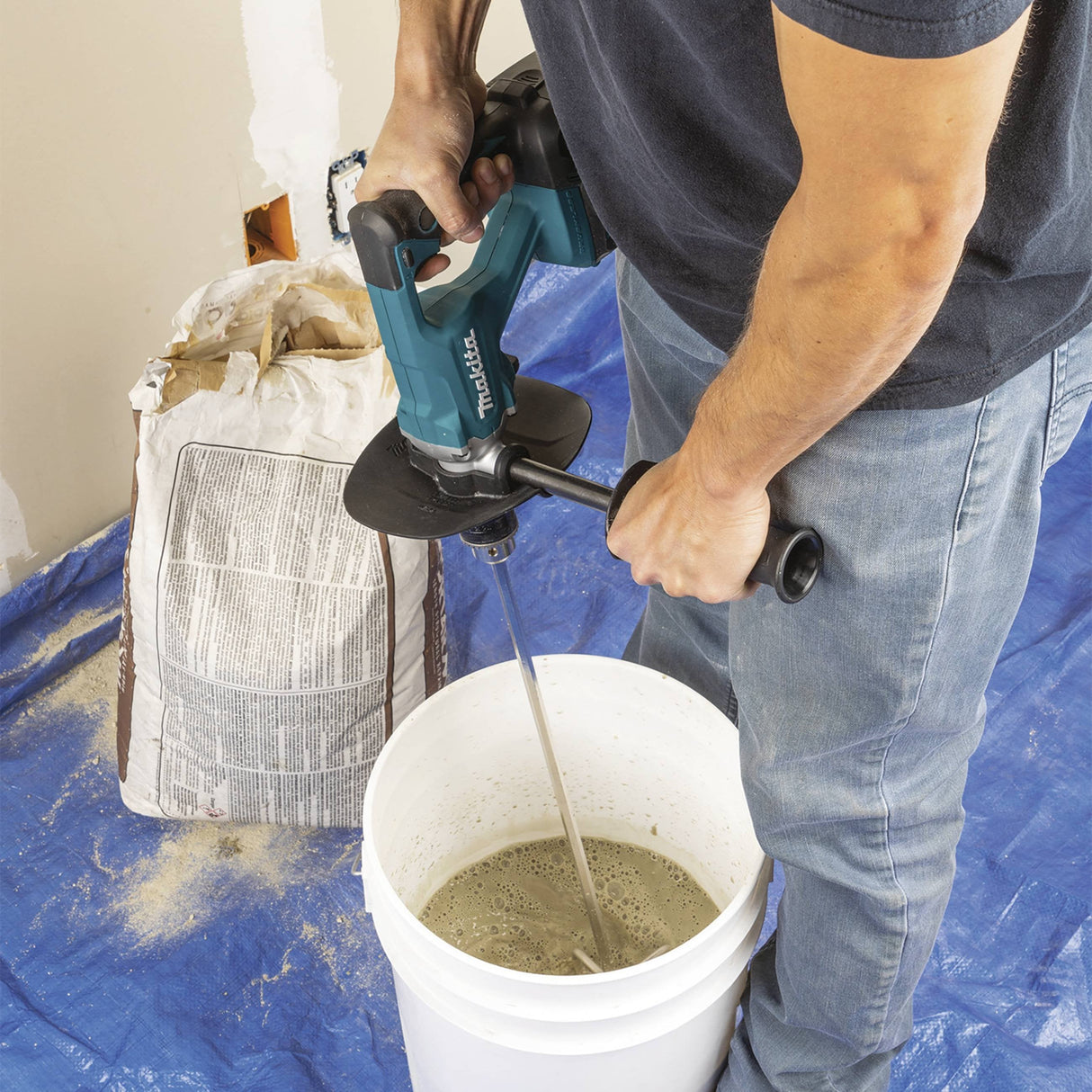 Batidora Inalámbrica Makita Dut131z, 18 Voltios, Agitador (Negro/Azul, Sin Batería Ni Cargador)