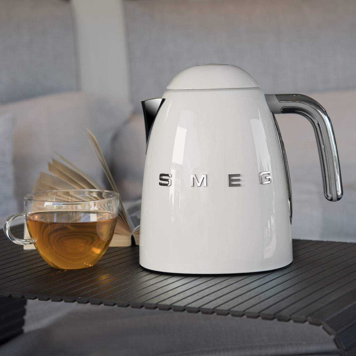 EAN 8017709231378 - Smeg KLF04CREU tetera eléctrica 1,7 L 2400 W Crema de color imagen 12