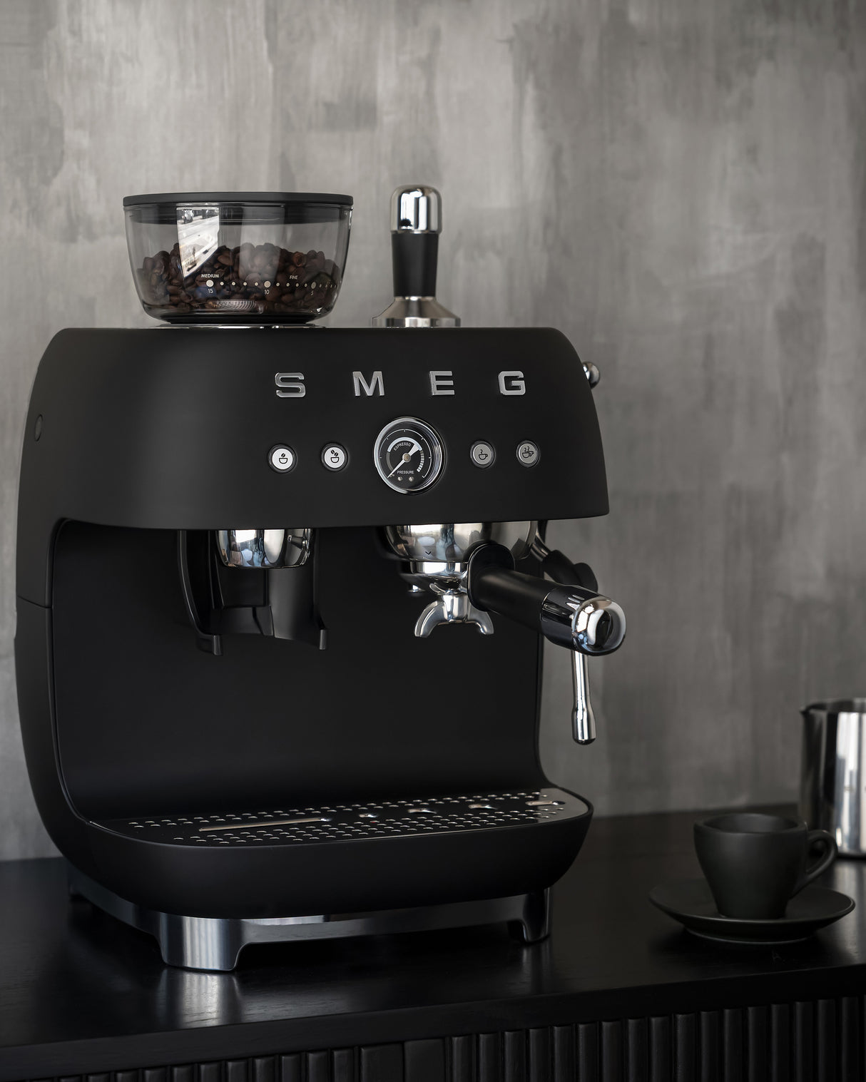 EAN 8017709354572 - Smeg EGF03BLMEU cafetera eléctrica Manual Máquina espresso 2,4 L imagen 16