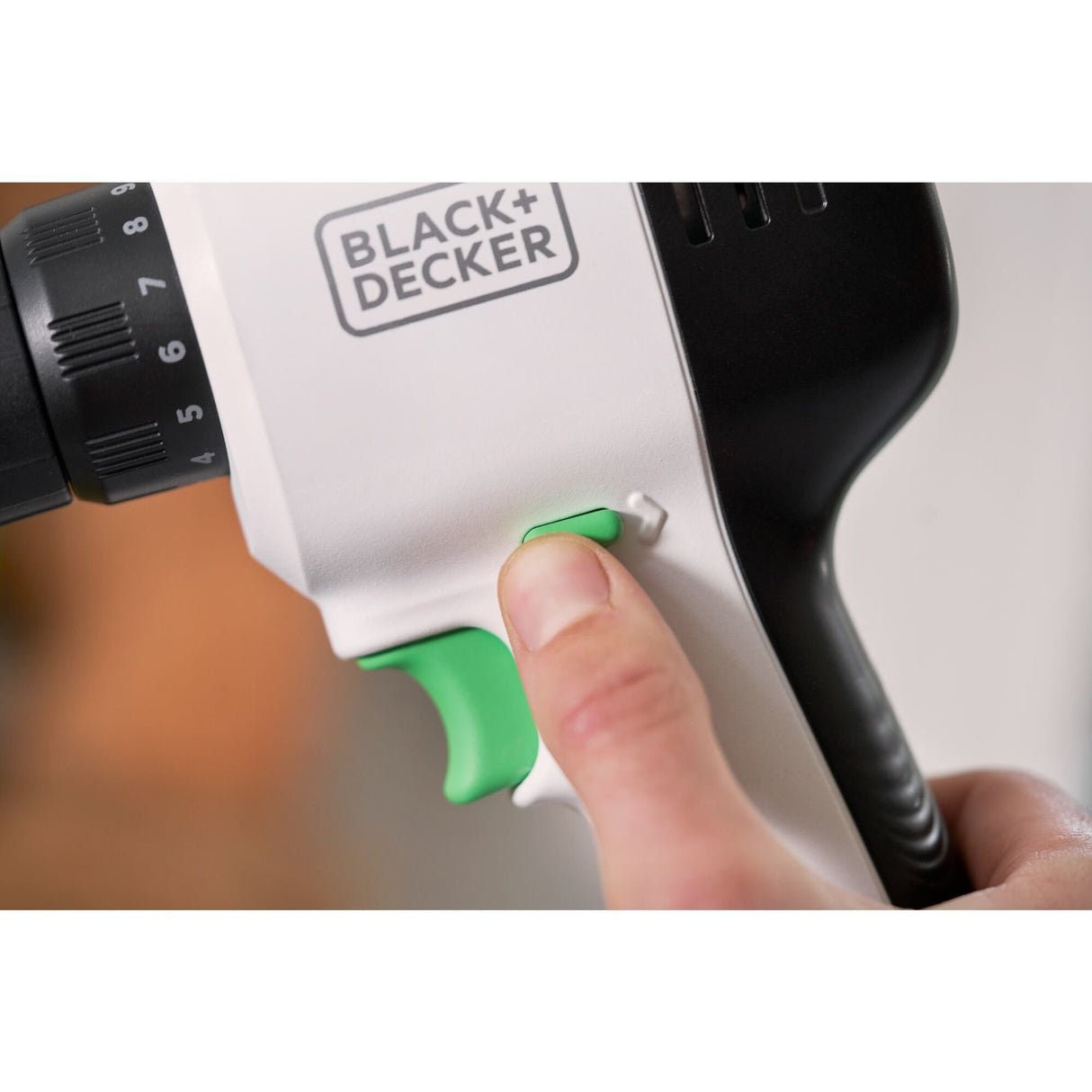EAN 5054905301002 - Black & Decker REVDD12C-QW taladro Sin llave 880 g Blanco imagen 14