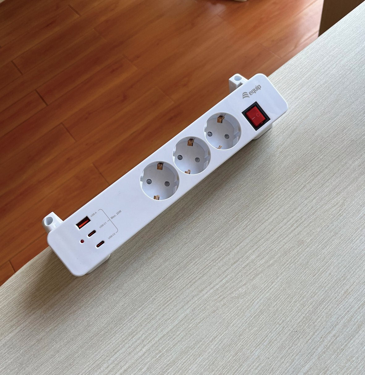 Equip Meckdosenleime 3xschuko 2xusbc Usba+Switch Cl Pla.