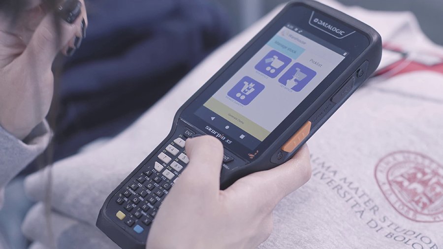 EAN 5704174951308 - Datalogic Skorpio X5 ordenador móvil de mano 10,9 cm (4.3") 800 x 480 Pixeles Pantalla táctil 665 g Negro imagen 3