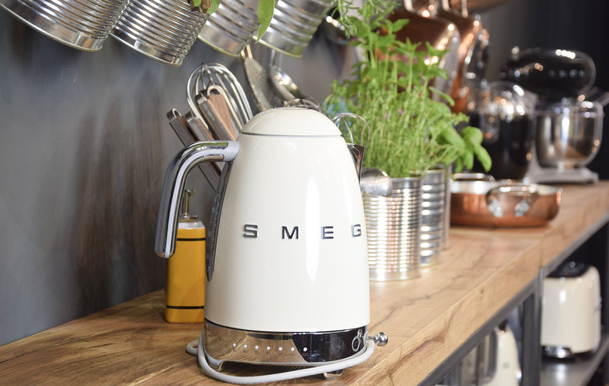 EAN 8017709231378 - Smeg KLF04CREU tetera eléctrica 1,7 L 2400 W Crema de color imagen 24