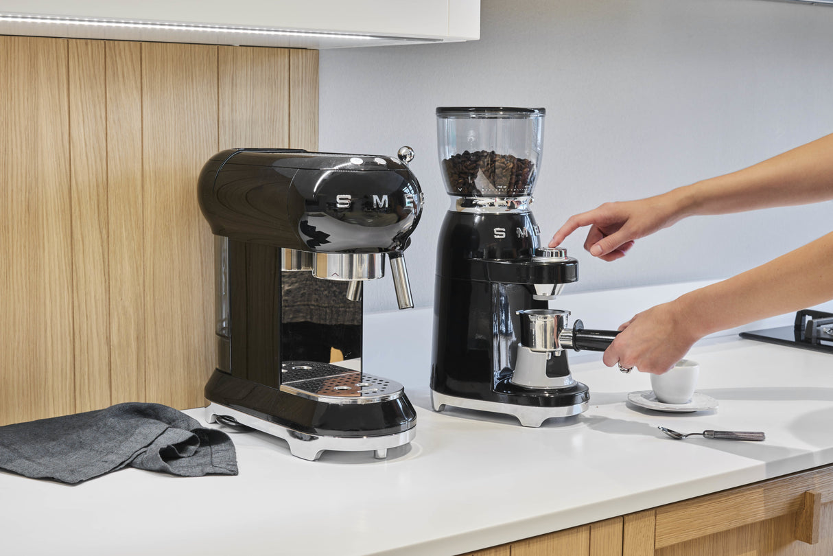 EAN 8017709317966 - Smeg CGF11BLEU molinillo de café 150 W Negro imagen 13