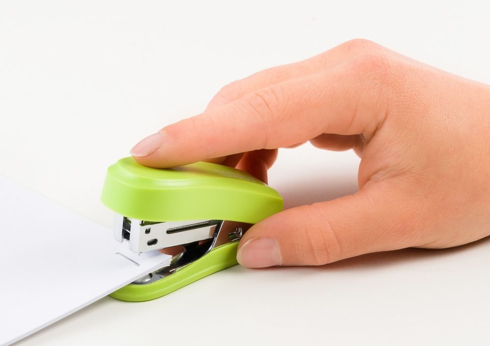 Novus Mini Grapadora Compacta - Hasta 12 Hojas - Grapado Cerrado Y Abierto - Incluye 320 Grapas - Color Verde