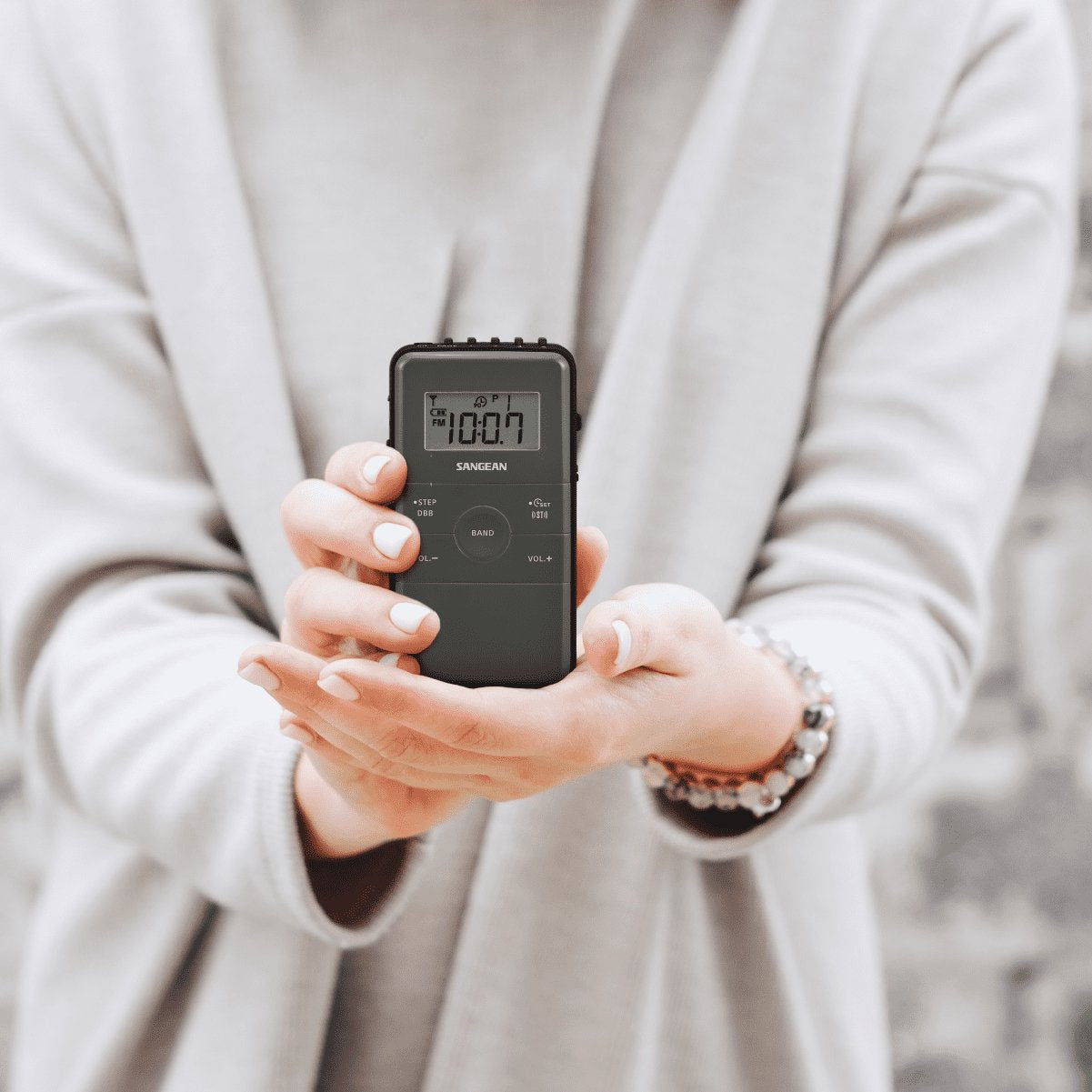 Sangean Dt-140 Negro Radio De Bolsillo Fm Am Batería Recargable