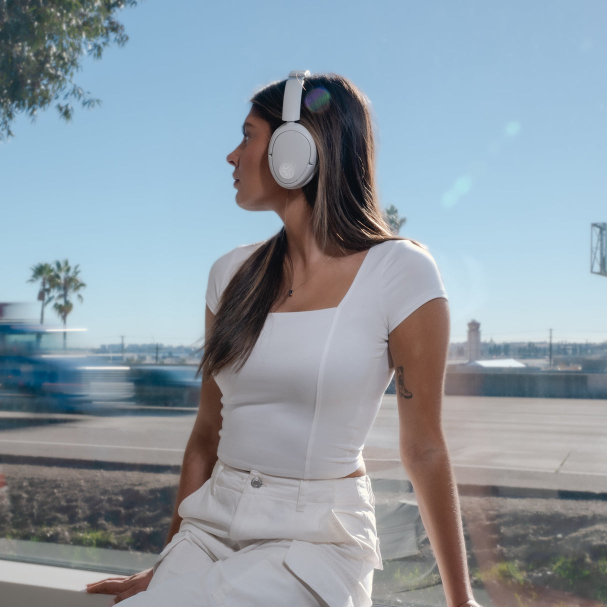 Auriculares Jlab Lux Anc Inalámbrico  Bluetooth Ieuhbjluxancrwht62 Blanco
