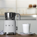 EAN 8017709316136 - Smeg MFF11WHEU espumador o calentador de leche Automatic milk frother/warmer Blanco imagen 8