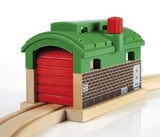 Brio World Caseta De Locomotoras Con Puerta Enrollable, Vía Férrea
