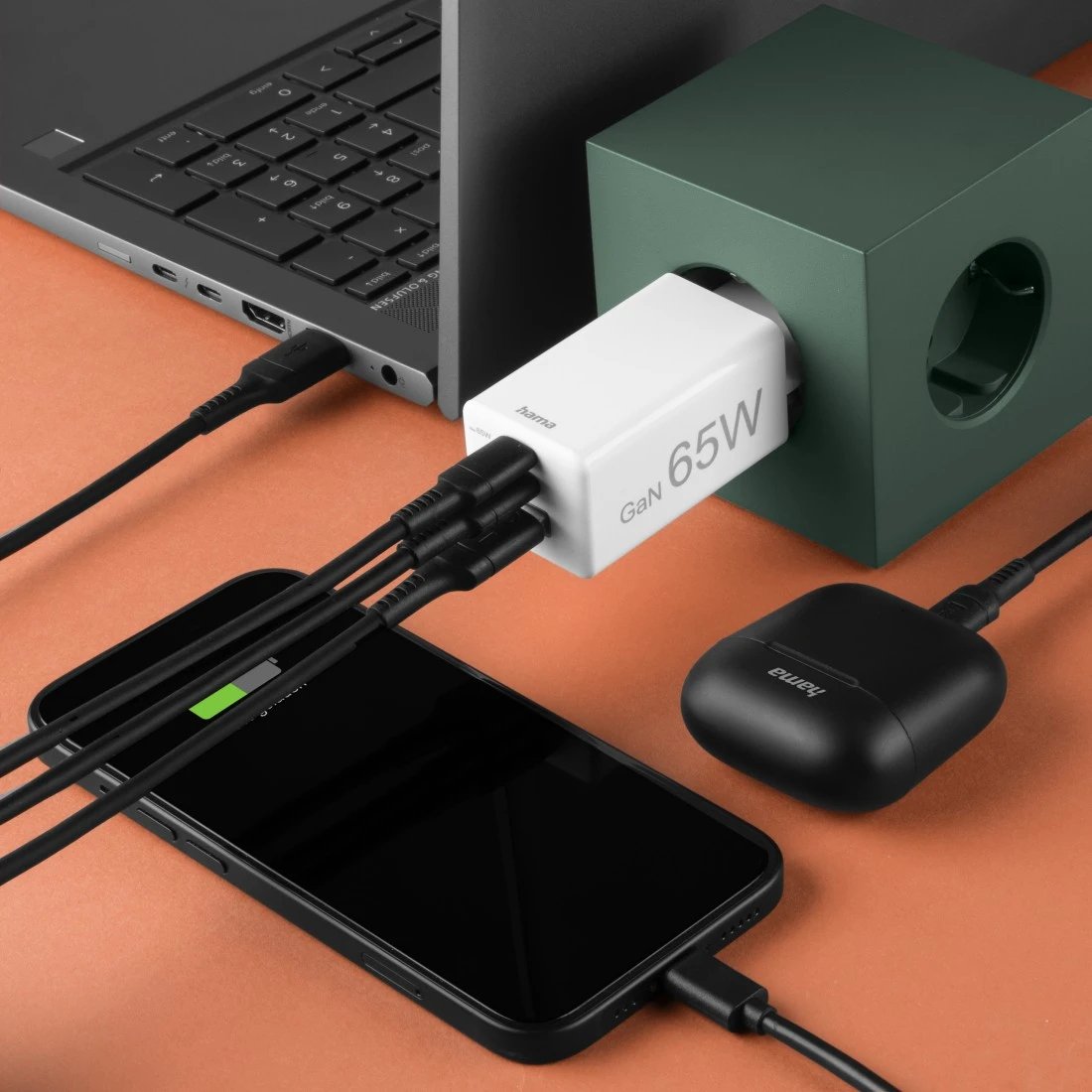Hama Ladowarka Sieciowa Mini Gan 65w Pd/Qc 2x Usb-C, 1x Usb-A Biala