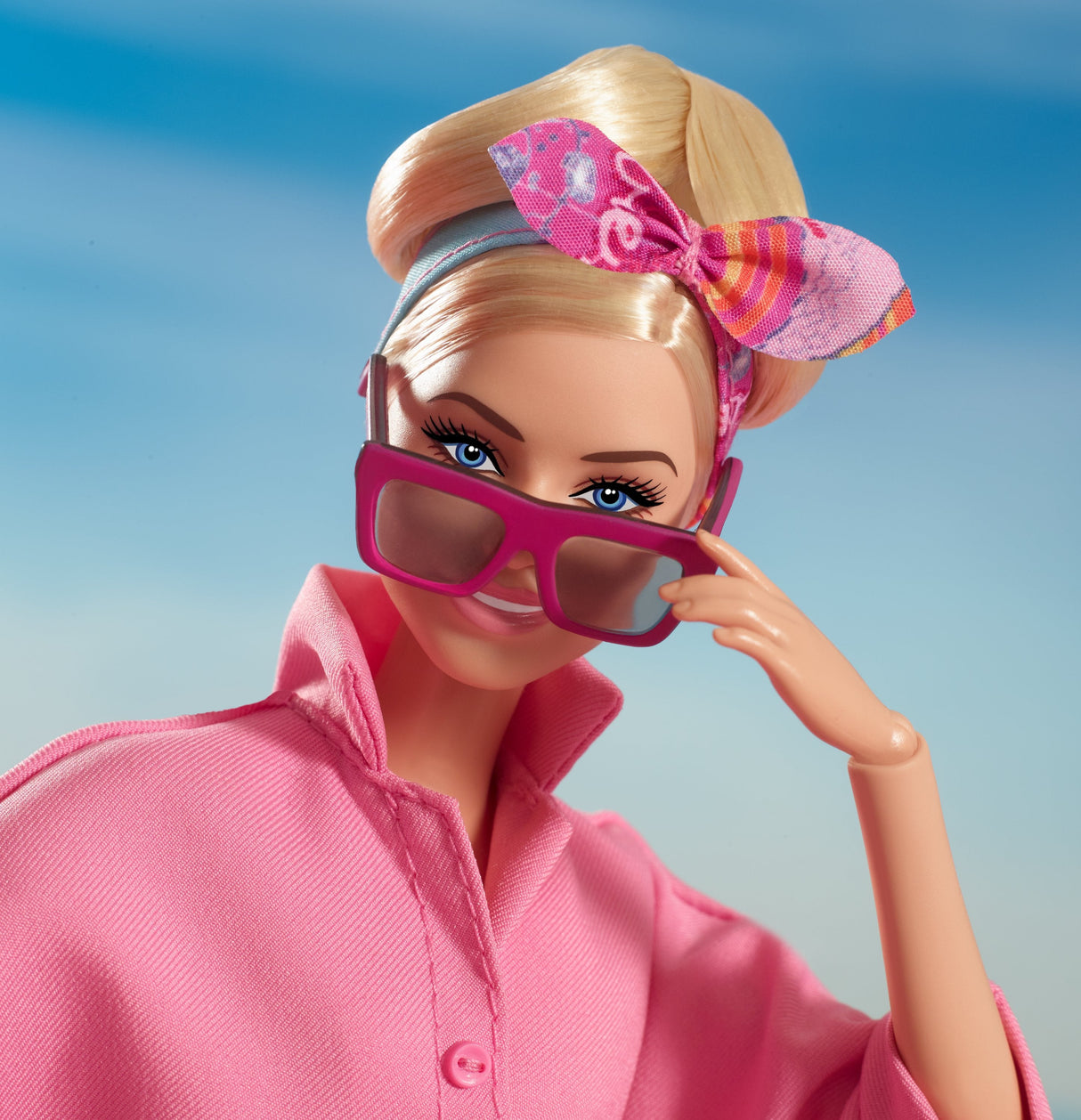 Barbie Margot Robbie Como Barbie: Muñeca Con Un Mono Rosa Hrf29