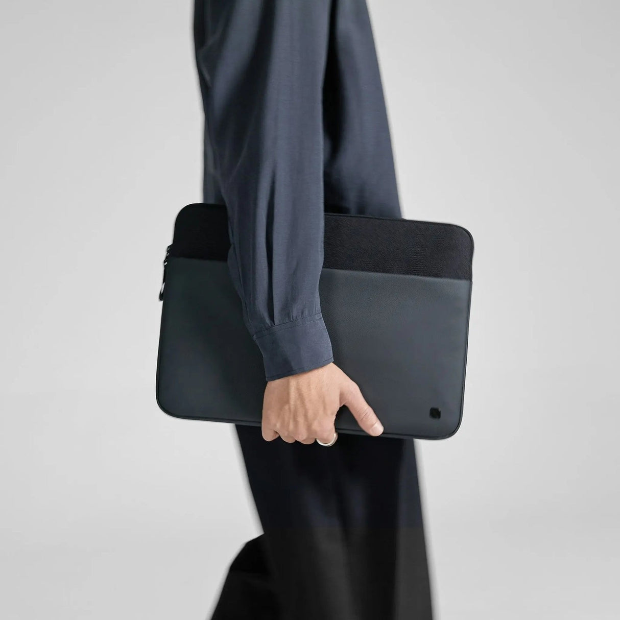 Funda Incase A.R.C. Para Macbook Pro De 14" (M4/M3/M2/M1/2024-2021) (Negro)