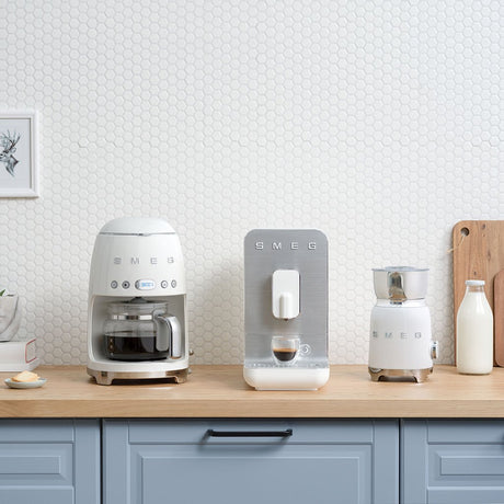 EAN 8017709316136 - Smeg MFF11WHEU espumador o calentador de leche Automatic milk frother/warmer Blanco imagen 6