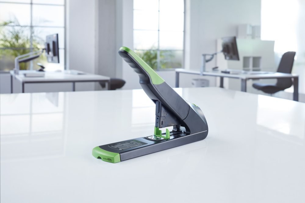 Novus B 56 Re+New Grapadora De Gruesos - Fabricada Con Plastico Reciclado - Hasta 200 Hojas - Grapado Cerrado Con Sistema Bypass