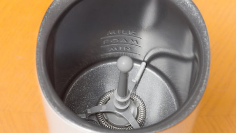 EAN 8017709353162 - Smeg MFF02CREU espumador o calentador de leche Calentador/espumador de leche automático Crema de color imagen 32