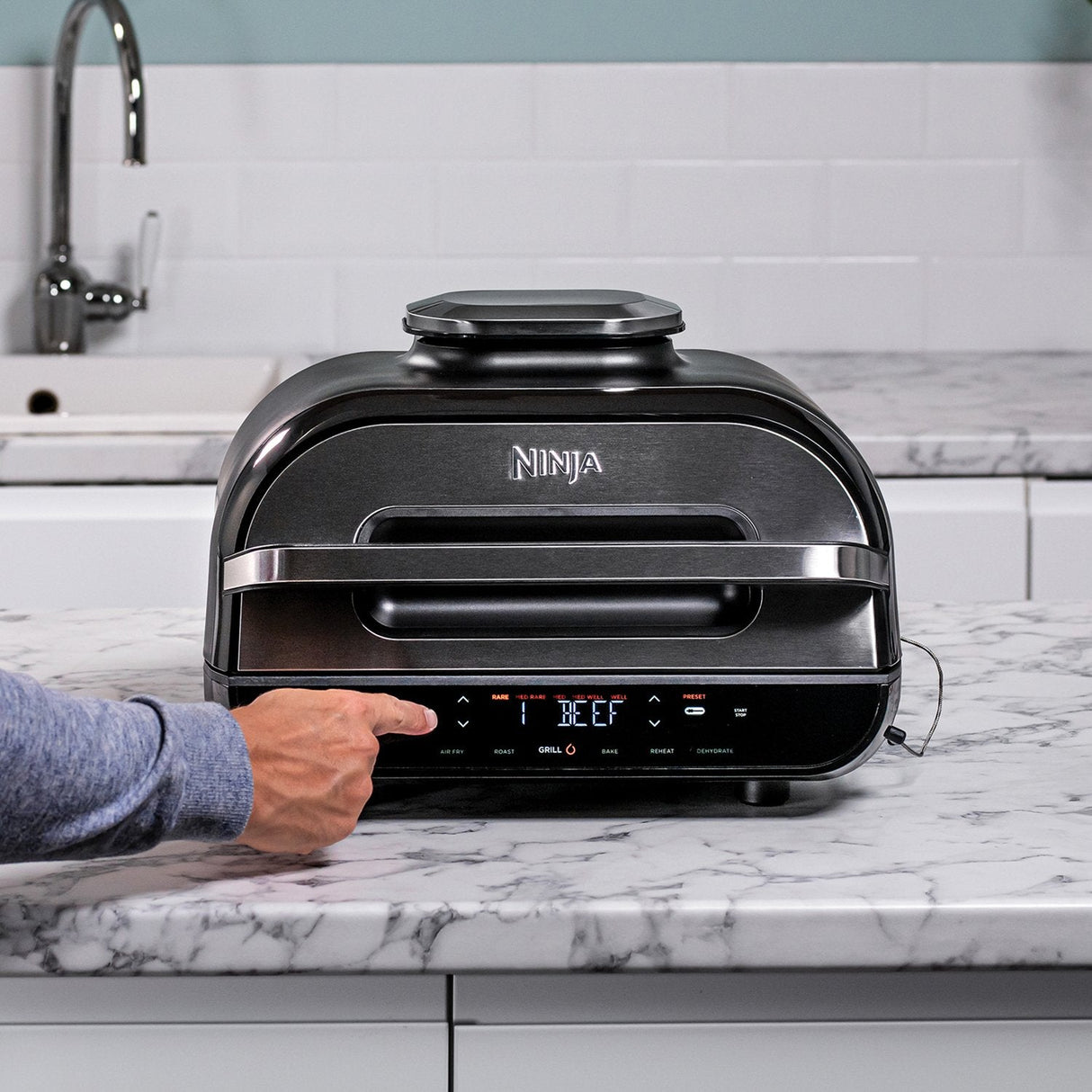EAN 0622356239554 - Ninja AG551 Sencillo 5,7 L Independiente 2460 W Freidora de aire caliente Negro, Gris imagen 7