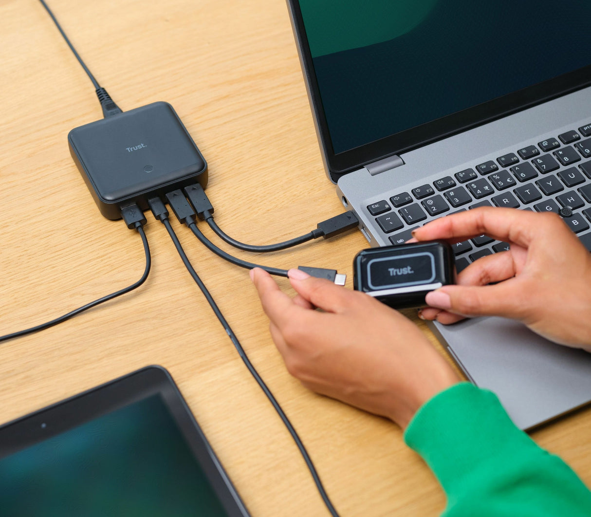 Cargador De Sobremesa Trust 25242 100w 3xusb-C 1xusb-A Pd 3.0