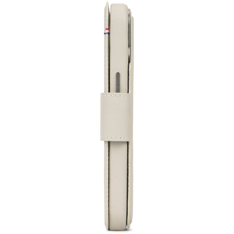 EAN 8720593010423 - Decoded D24IPO15DW5CY funda para teléfono móvil 15,5 cm (6.1") Funda cartera Beige imagen 4
