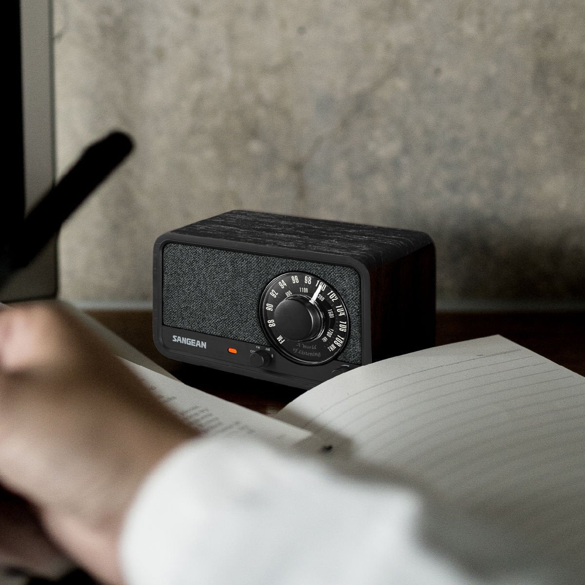 Sangean Wr-8 Roble De Medianoche Radio Analógica De Madera Con Am Fm Bluetooth