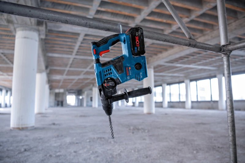 Taladro Percutor Inalámbrico Bosch Professional Gbh 18v-28 Cf Professional, 18 Voltios Azul/Negro, 2 Baterías Procore18v 8,0 Ah, Bluetooth, En L-Boxx