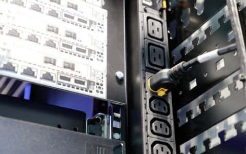 Rittal Pdu Con Contador Rcm 16a 3p 24 X C13 + 6 X C19