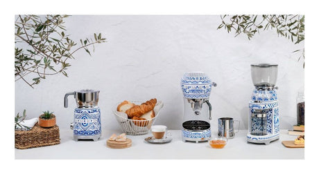 EAN 8017709323790 - Smeg MFF01DGBEU espumador o calentador de leche Automatic milk frother/warmer Azul, Plata, Blanco imagen 5