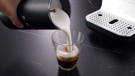 EAN 8017709361907 - Smeg MFF02BLMEU espumador o calentador de leche Calentador/espumador de leche automático Negro imagen 24