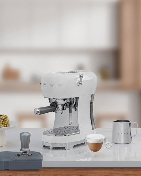 EAN 8017709324810 - Smeg ECF02WHEU cafetera eléctrica Manual Máquina espresso 1,1 L imagen 12