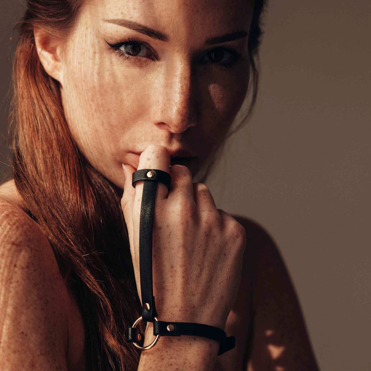 Bijoux - Indiscrets Maze Brazalete / Arnés Para Manos Negro