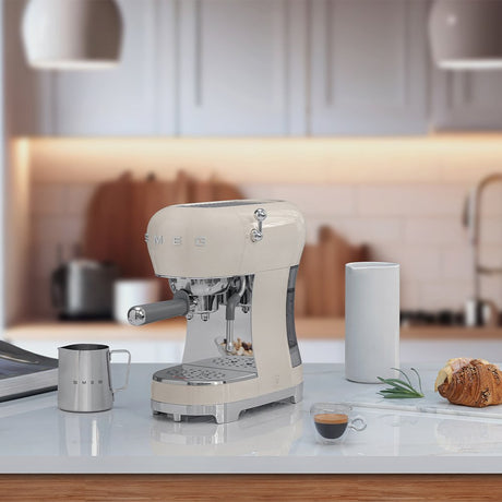 EAN 8017709324827 - Smeg ECF02CREU cafetera eléctrica Manual Máquina espresso 1,1 L imagen 6