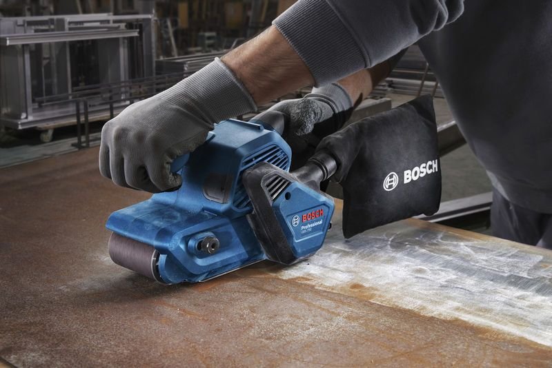 EAN 4053423255171 - Bosch GBS 750 Professional Lijadora de banda Negro, Azul 850 W imagen 4