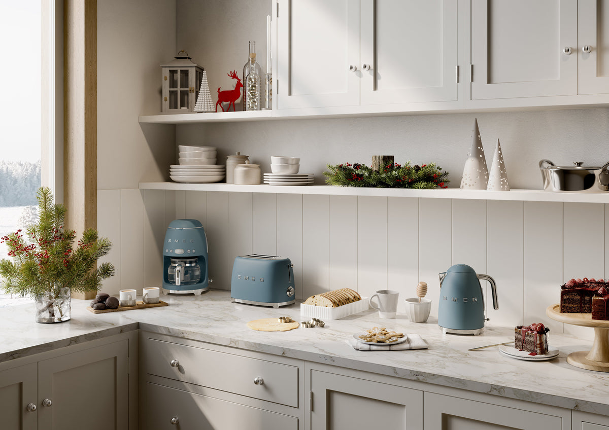 EAN 8017709343736 - Smeg KLF03SBMEU tetera eléctrica 1,7 L 2400 W Azul imagen 20
