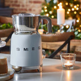 EAN 8017709316105 - Smeg MFF11PBEU espumador o calentador de leche Automático Azul imagen 6