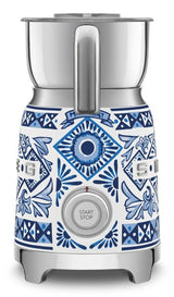 EAN 8017709323790 - Smeg MFF01DGBEU espumador o calentador de leche Automatic milk frother/warmer Azul, Plata, Blanco imagen 3