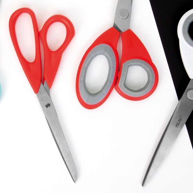 Milan Tijeras Oficina Basic 20cm Asimétricas Mango De Plástico Rojo -Blister-
