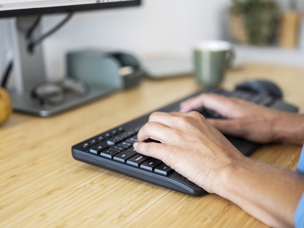Teclado Trust Trezo Inalámbrico Completo Con Ratón Incluido Y Teclas Multimedia