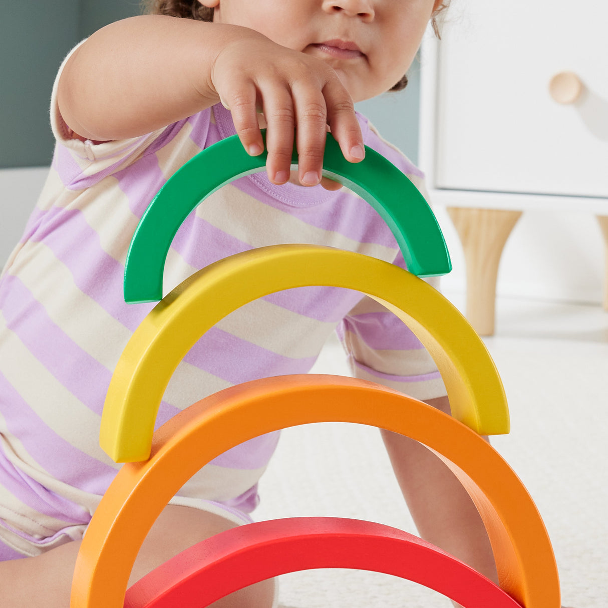 EAN 0194735238316 - Fisher-Price Wooden Stacking Rainbow imagen 3