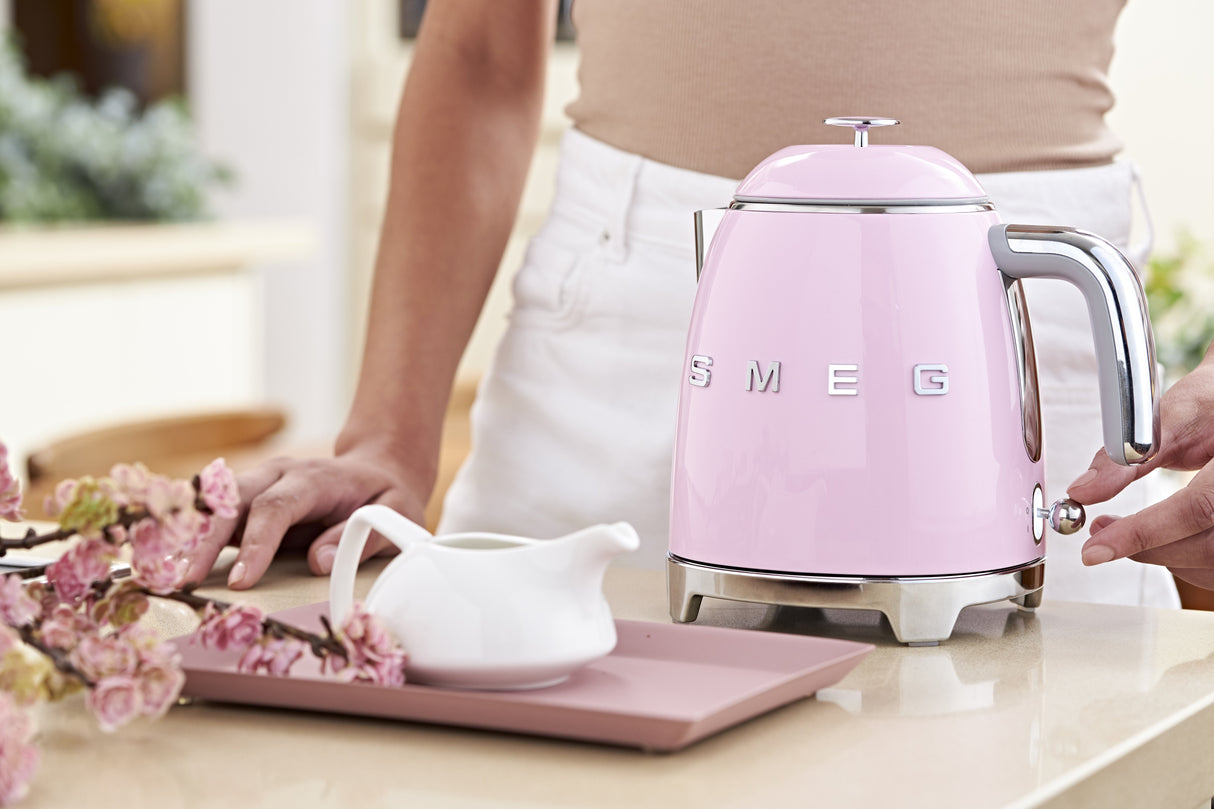 EAN 8017709302214 - Smeg KLF05PKEU tetera eléctrica 0,8 L 1400 W Rosa imagen 17