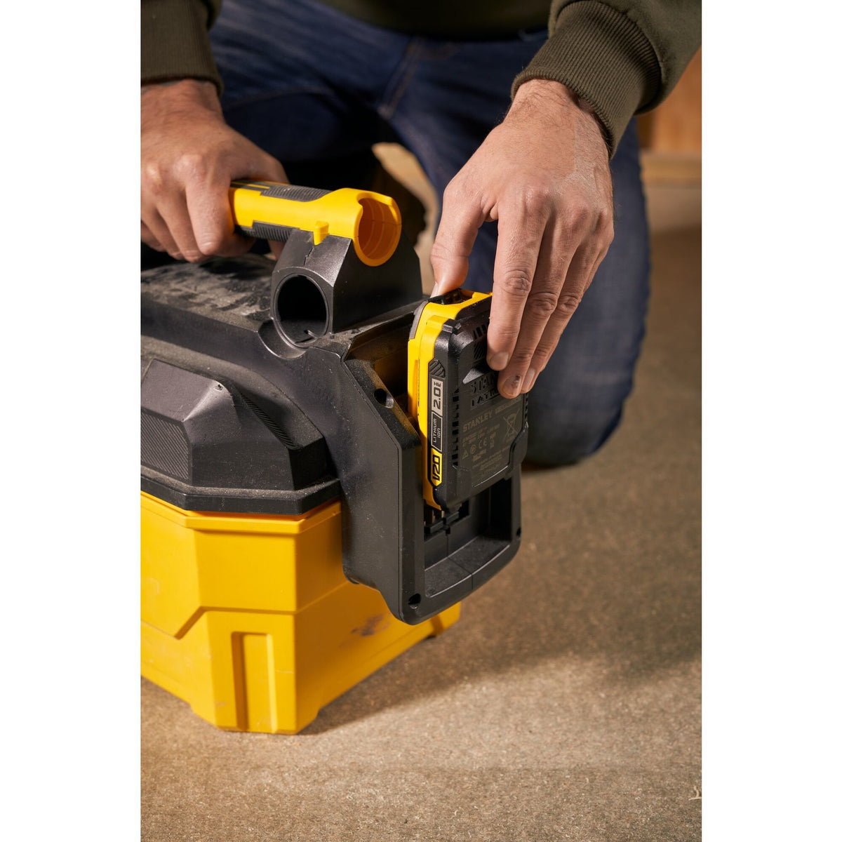 Aspiradora Stanley Fatmax V20, En Seco Y Húmedo (Amarillo, Sin Batería Ni Cargador) Sfmcv002b-Xj