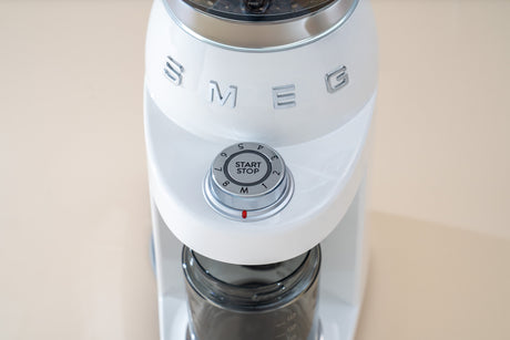 EAN 8017709355319 - Smeg CGF03WHEU molinillo de café 150 W Blanco imagen 11